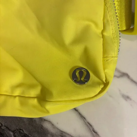 Lululemon Everywhere Belt Bag 1L โ Neon Yellow - Picture 2 of 2